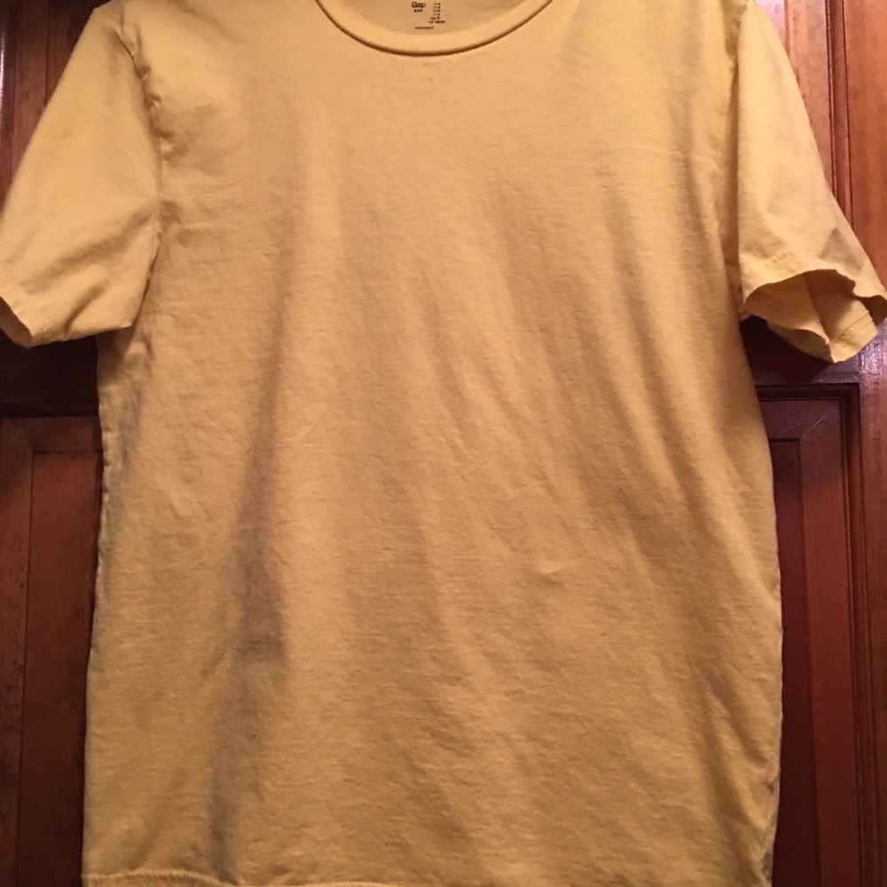 Yellow gap shirt sleeves t-shirt